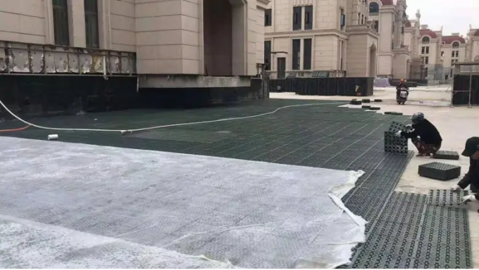 Tavolo di drenaggio idrografico in HDPE rettangolare con tappeto di drenaggio a membrana a fossette per tetto verde 6