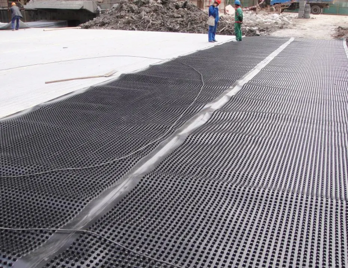 Tavolo di drenaggio idrografico in HDPE rettangolare con tappeto di drenaggio a membrana a fossette per tetto verde 8